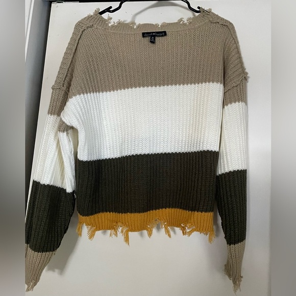 NEW DISTRESSED BLOCK SWEATER
⭐️LONG SLEEVE CROP STYLE ⭐️ - Picture 4 of 10